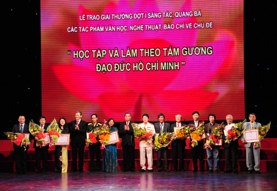 Trao giải sáng tác, quảng bá các tác phẩm văn học, nghệ thuật, báo chí về chủ đề “Học tập và làm theo tấm gương đạo đức Hồ Chí Minh”